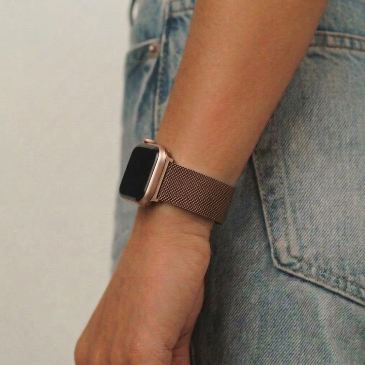 Girl wearing blue jeans and magnetic chain coffee apple watch strap on her wrist
