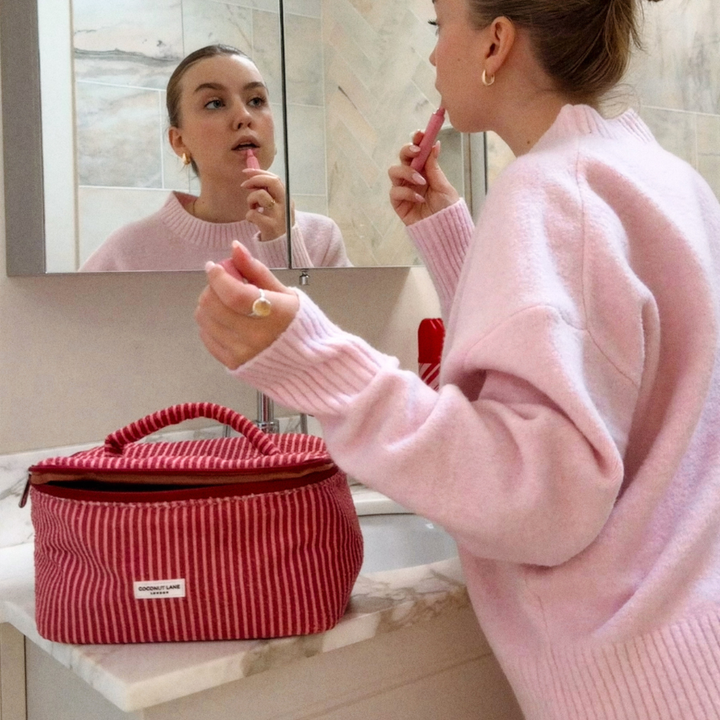 girlinmirrorvanitycase